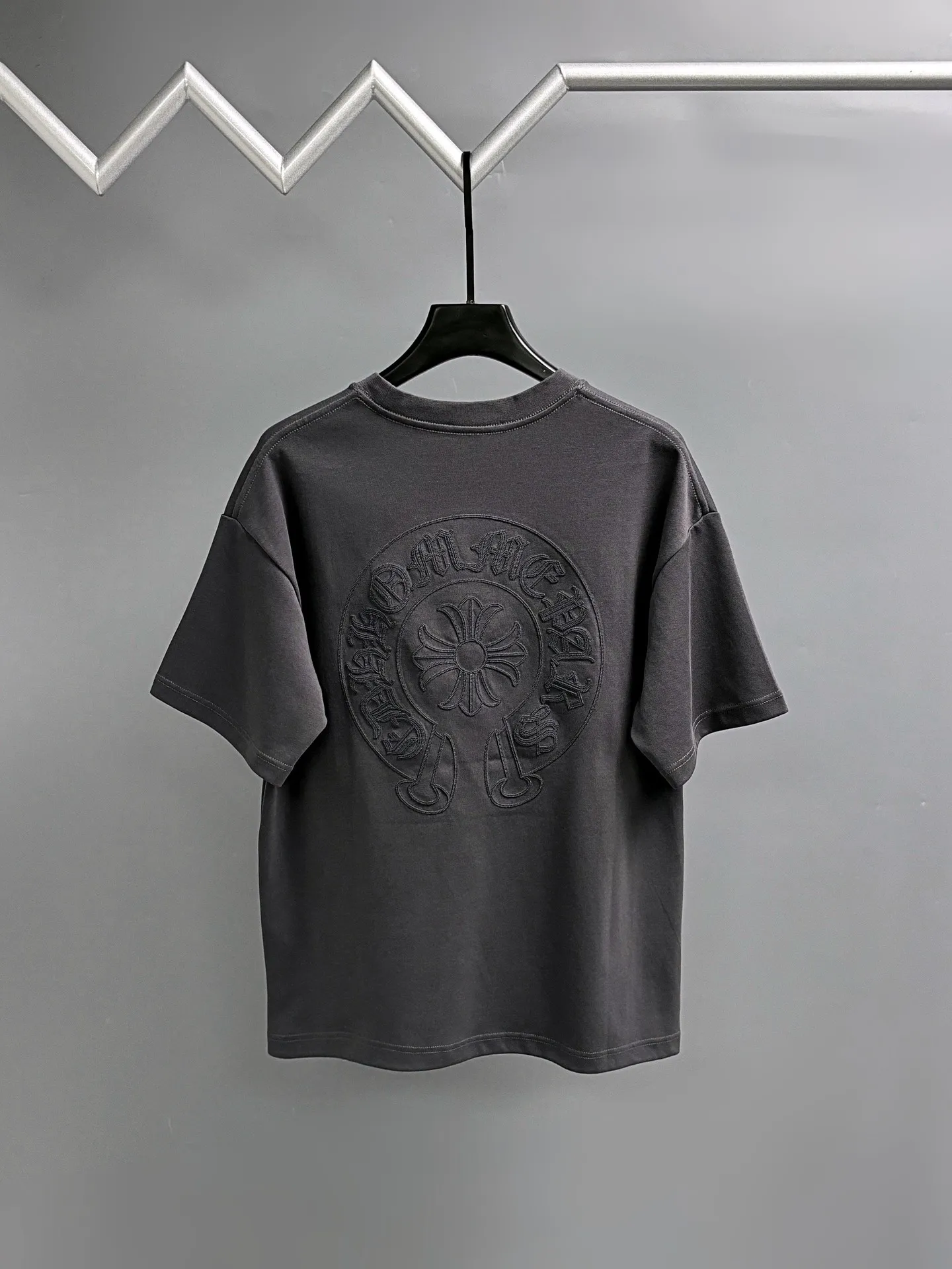 P190 Chrome Hearts* 2꯭0꯭2꯭5 new autumn and winter style ❤️ Original ⌚️ high version Chrome Hearts The fabric is made of 320 grams of high-density modal long-staple cotton. It does not deform or shrink. Process introduction: double thread movement. Chest. The back panel uses overlapping embroidery🪡 process➕the back panel towel rope embroidery process. Color: Gray SIZE: M-3XL